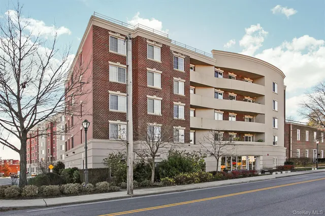 $3,900 | 242 Maple Avenue, Unit 601, Westbury, NY 11590