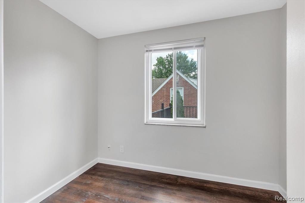 1058 Roslyn Road Grosse Pointe Woods, MI 48236 - Photo 25 of 43