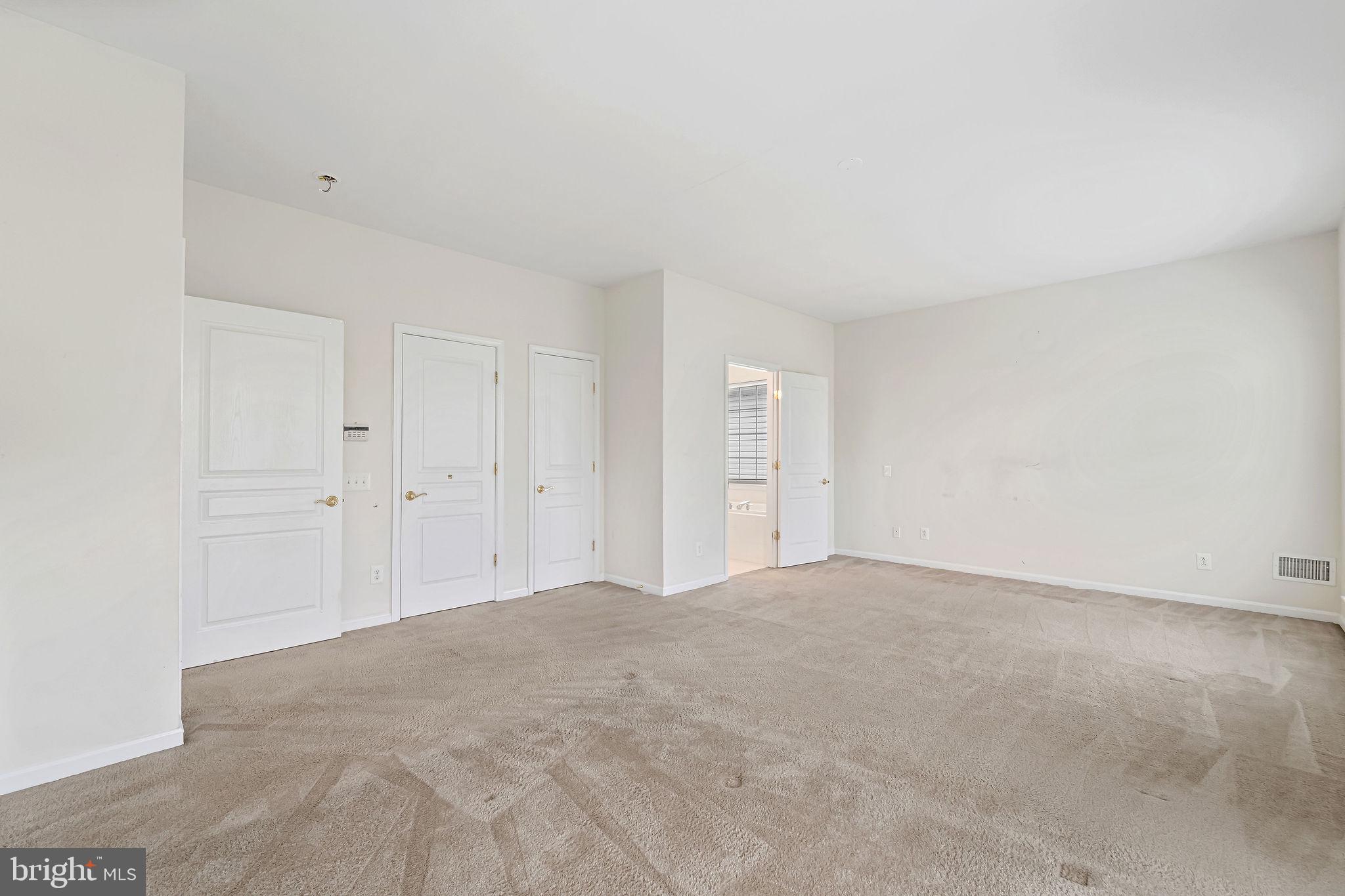 12 Pennington Court Delanco, NJ 08075 - Photo 19 of 30 Spacious, versatile living area awaits.