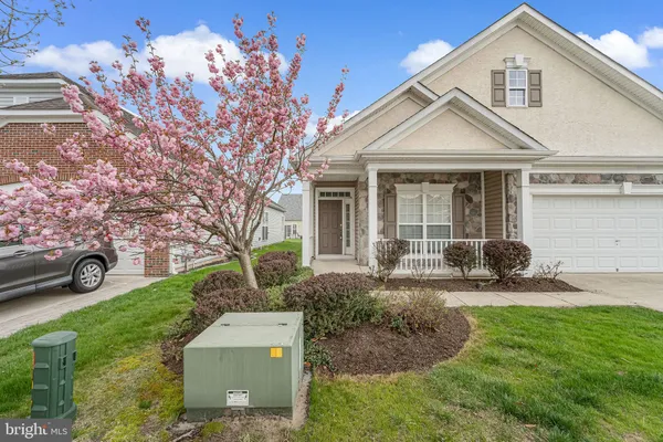 a view of a house with backyard and garden
