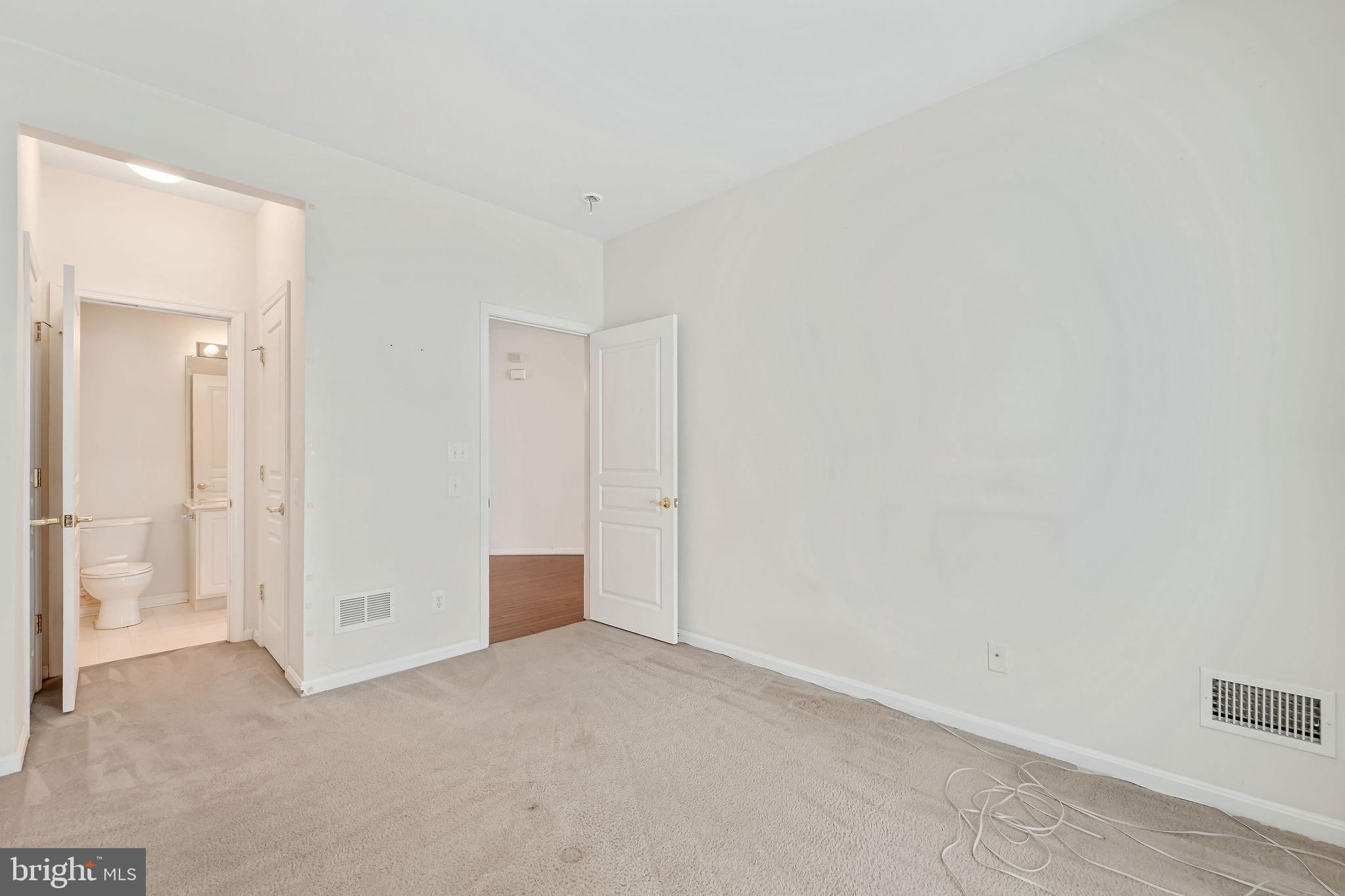 12 Pennington Court Delanco, NJ 08075 - Photo 8 of 30 Spacious, light-filled room awaits you.