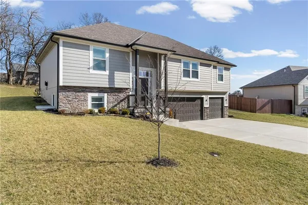 $430,000 | 1404 Northwest Maple Drive, Grain Valley, MO 64029