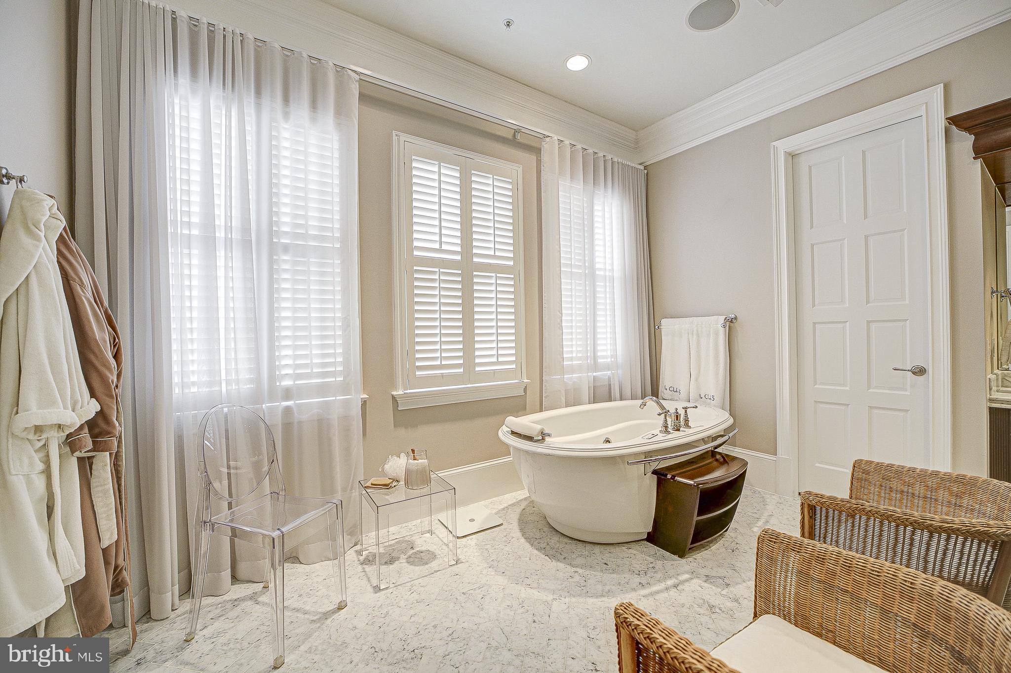 3528 Reservoir Road Northwest Washington, DC 20007 - Photo 19 of 32 Separate Tub