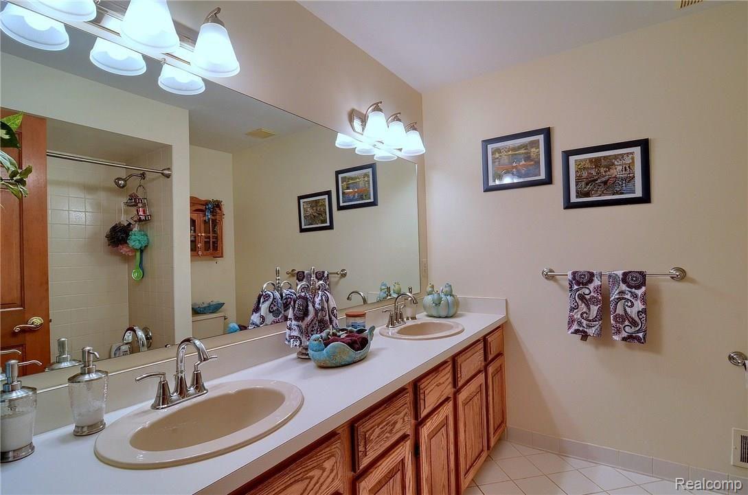 5656 Murfield Drive Rochester, MI 48306 - Photo 28 of 38 Bathroom.jpg