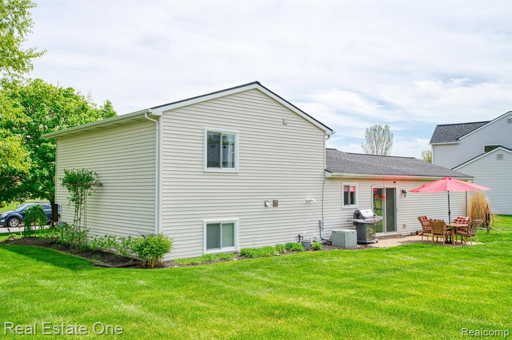 92 Turtle Trace Pinckney, MI 48169 - Photo 3 of 23 Gallery Image 3