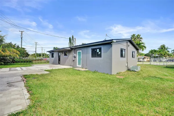 a view of a house with backyard and garden