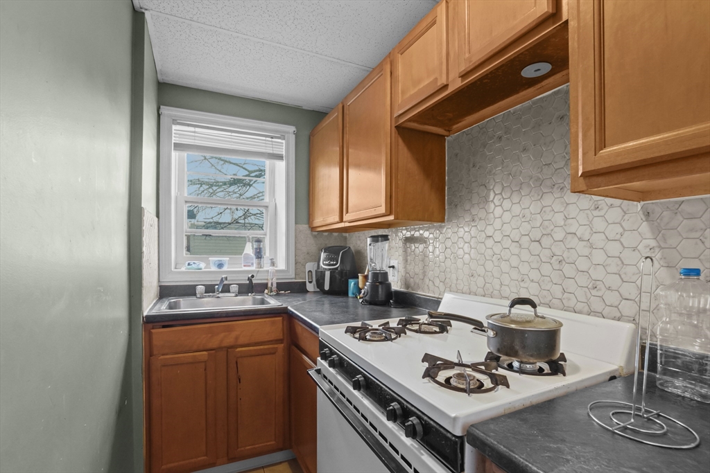 23 Brow Street Fall River, MA 02721 - Photo 13 of 42