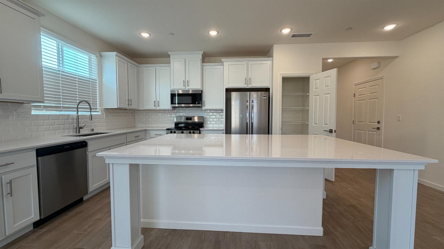 2173 North Renn Avenue Clovis, CA 93619 - Photo 3 of 30