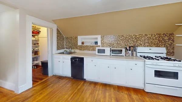 $2,150 | 16 Templeton Parkway, Unit 3, Watertown, MA 02472