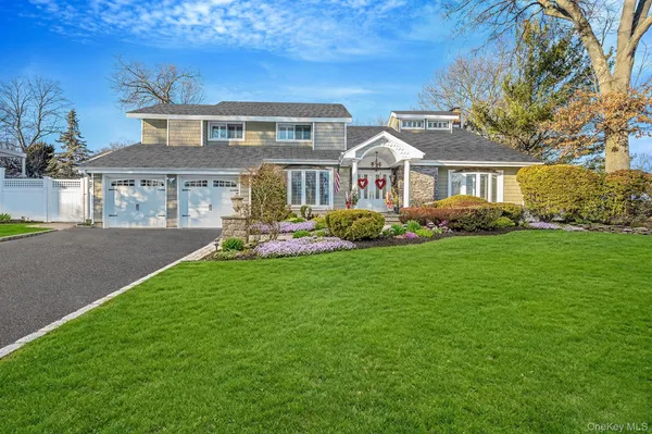 $1,375,000 | 10 Alpine Court, Smithtown, NY 11787