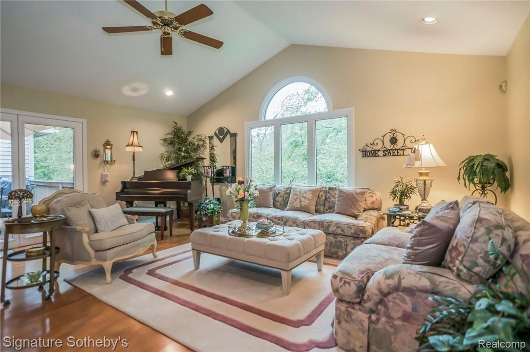 3104 Rivers Edge Drive Wayne, MI 48184 - Photo 3 of 26 re living room.jpg