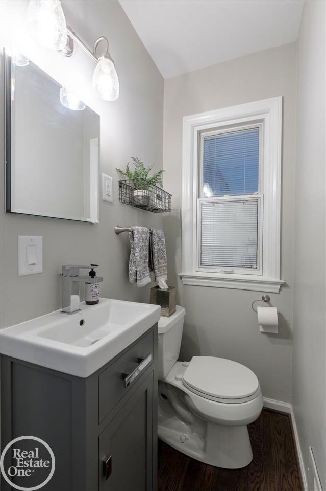 1901 Severn Road Grosse Pointe, MI 48236 - Photo 19 of 37 1st Floor Powder room
