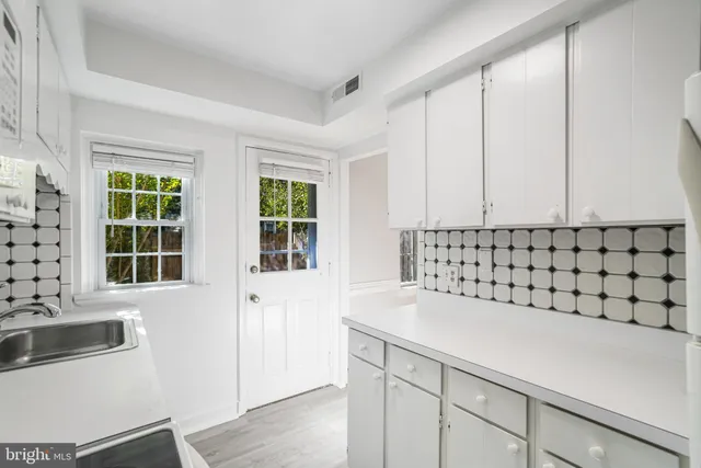 $2,800 | 2836 South Abingdon Street, Arlington, VA 22206