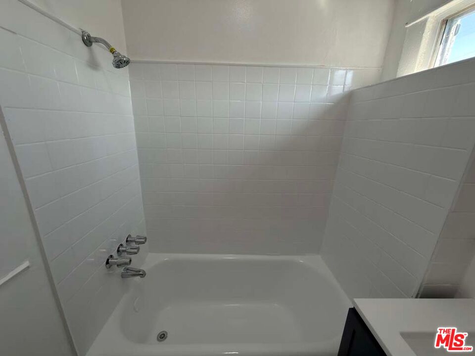 1298 Queen Anne Place, Unit 1 Los Angeles, CA 90019 - Photo 9 of 10 a bathroom with a shower