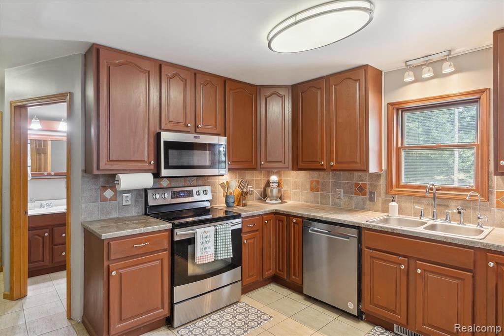 17035 Weber Road Holly, MI 48442 - Photo 8 of 46