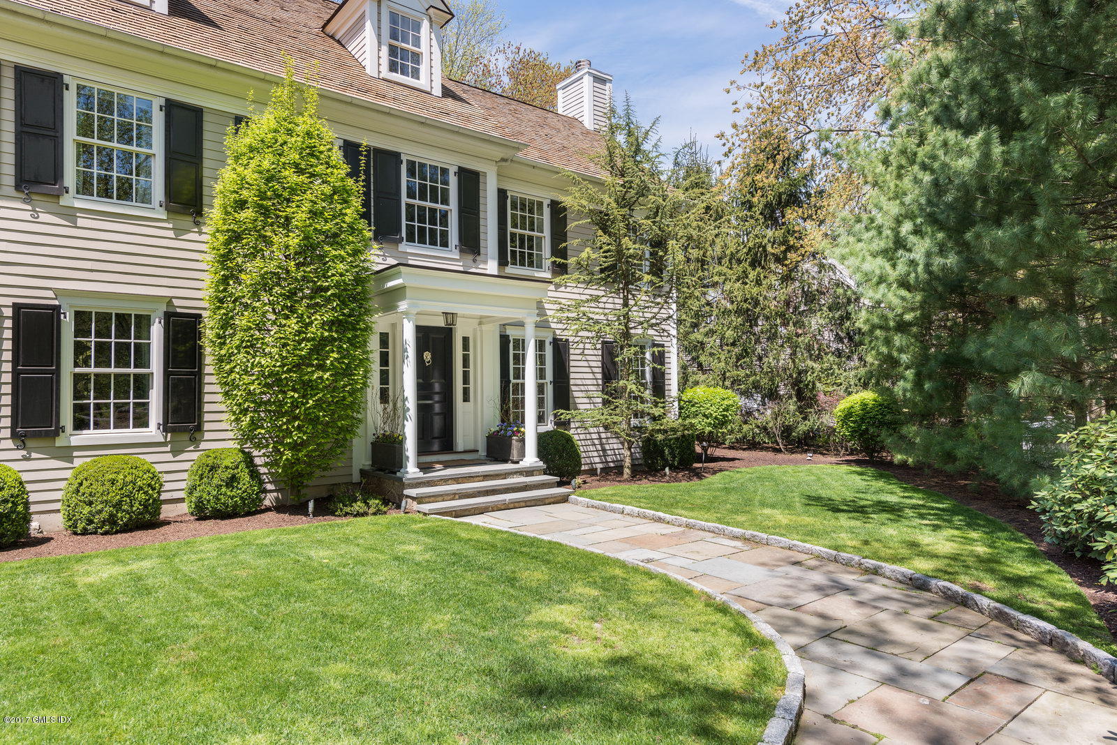 a view of a house with yard and plants