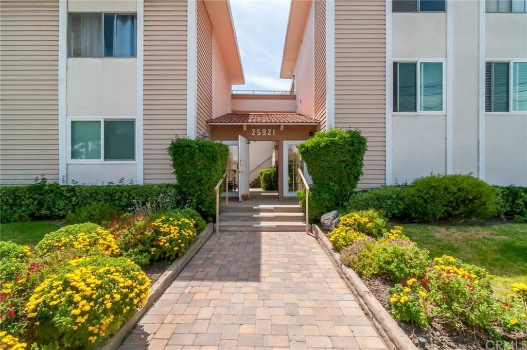 Pristinely maintained security entry leads you into a park-like setting, here at Oak Park Townhomes.