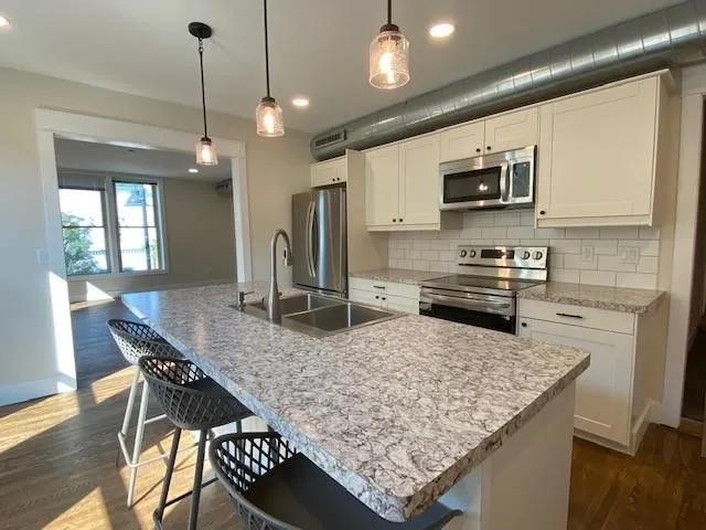 $1,650 | 107 East Main Street, Mount Horeb, WI 53572