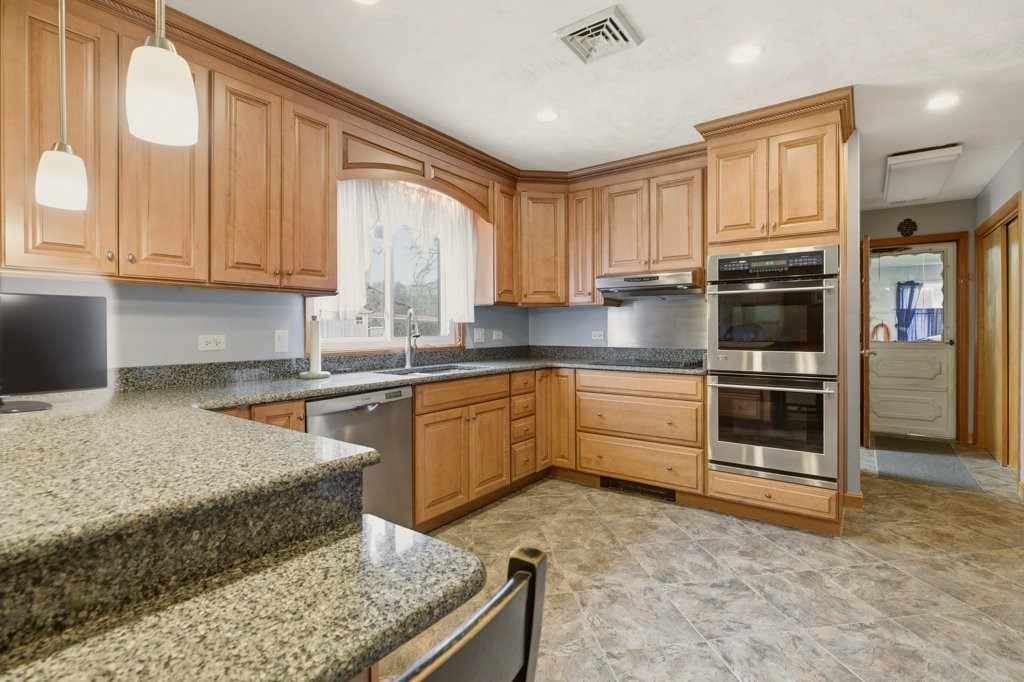 8 Wabasso Terrace Middletown, RI 02842 - Photo 17 of 41 Kitchen