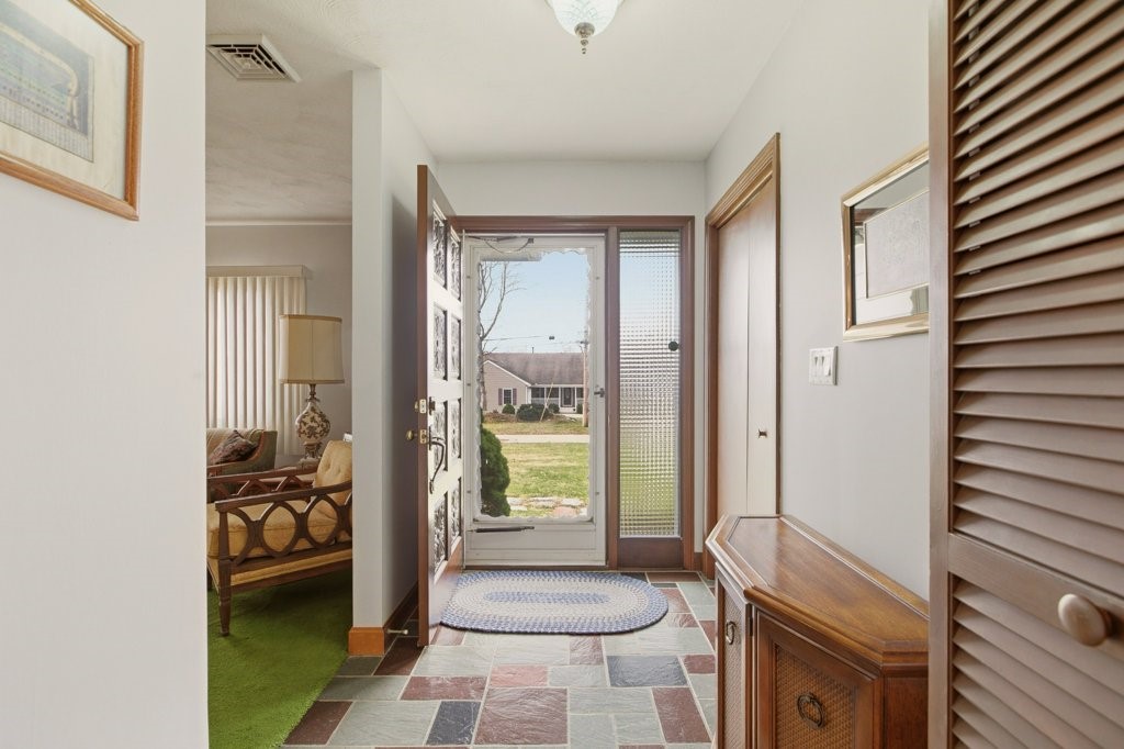 8 Wabasso Terrace Middletown, RI 02842 - Photo 5 of 41 Entry