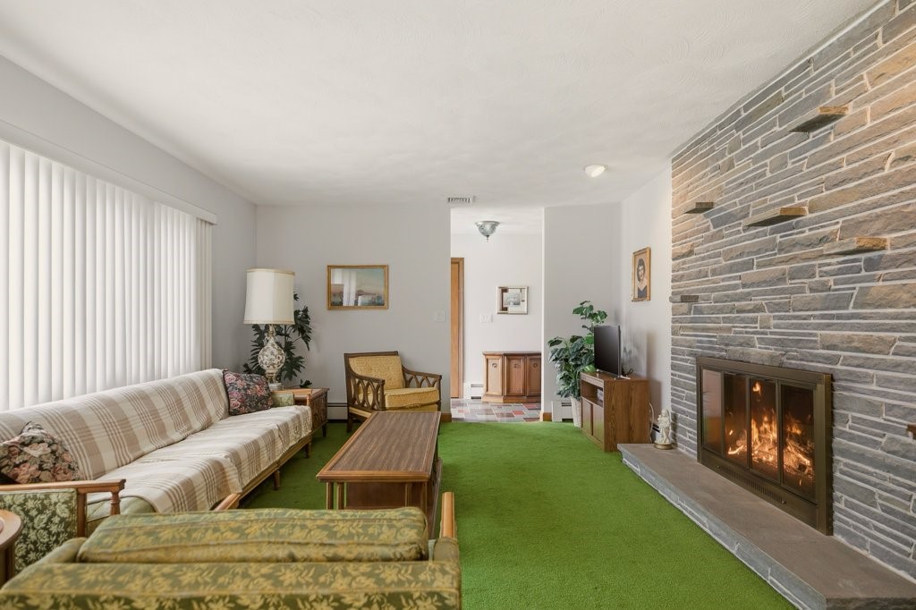8 Wabasso Terrace Middletown, RI 02842 - Photo 8 of 41 Living Room