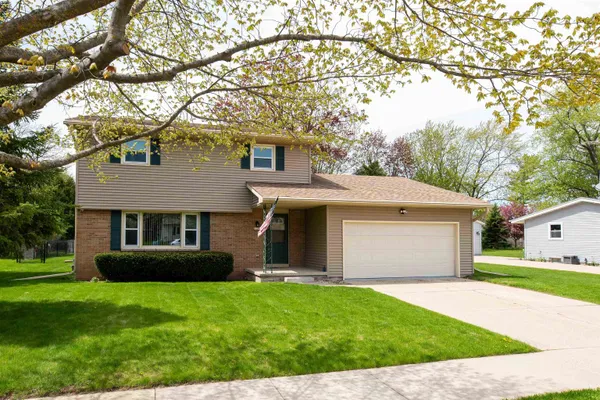 $359,900 | 1235 South Westhaven Drive, Oshkosh, WI 54904