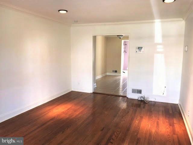 4105 Glenhunt Road Baltimore, MD 21229 - Photo 8 of 30 Living Room