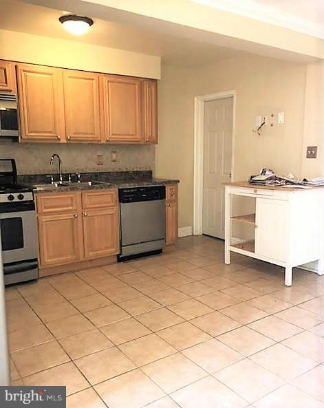 4105 Glenhunt Road Baltimore, MD 21229 - Photo 10 of 30 Kitchen