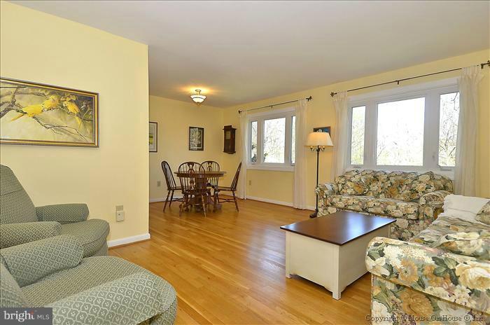 4103 Fogel Lane Silver Spring, MD 20906 - Photo 17 of 28 Living Room