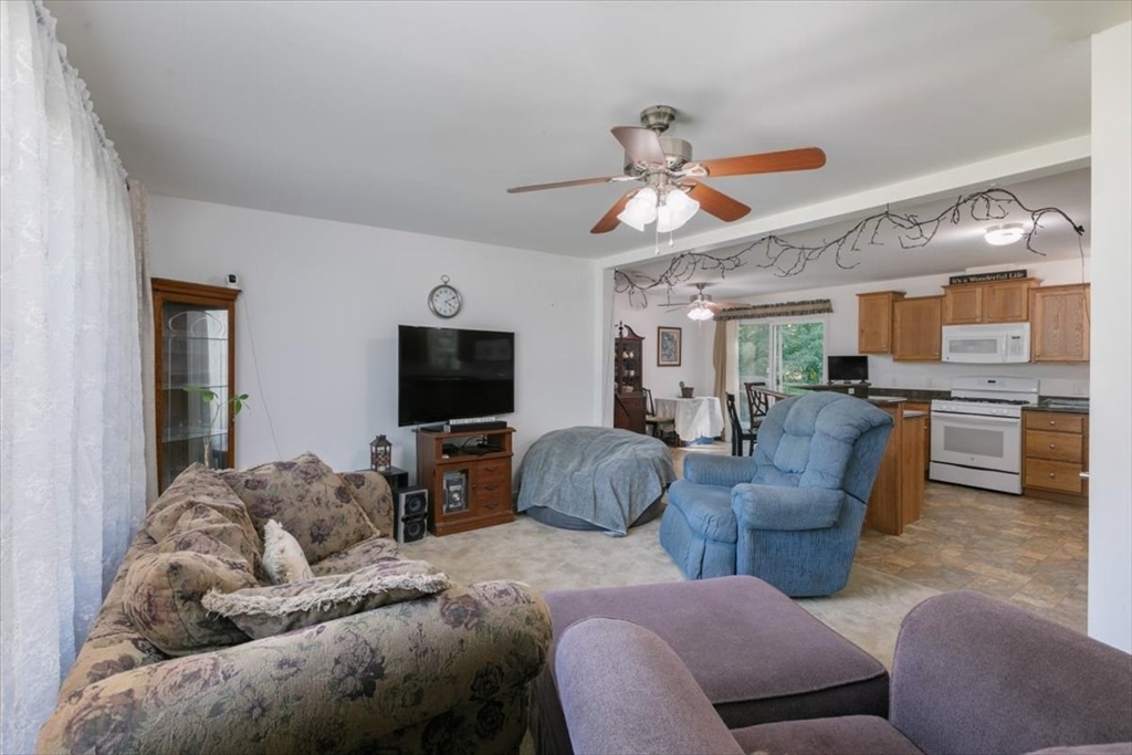25 Ridgefield Drive Nashua, NH 03062 - Photo 3 of 29