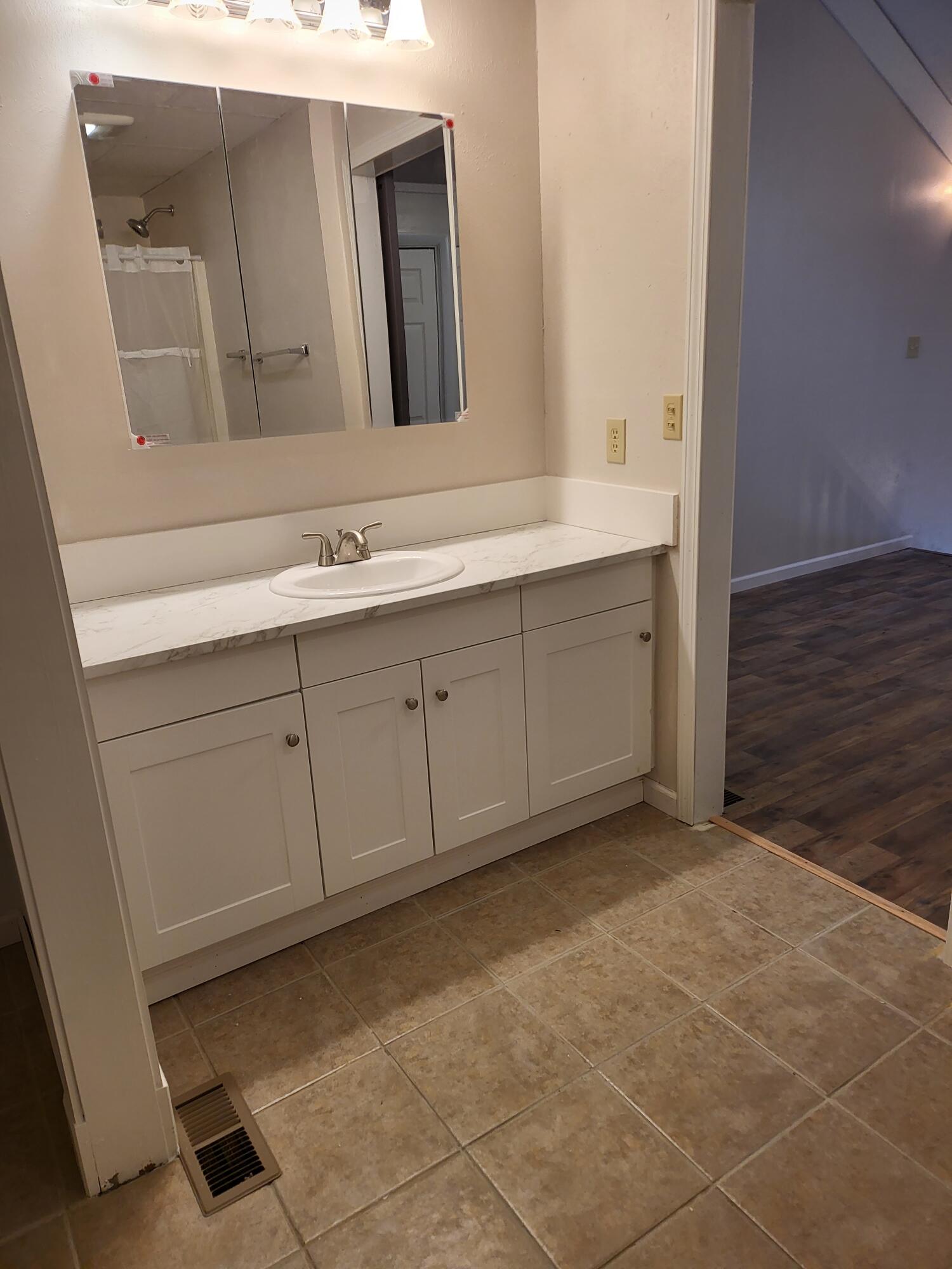 780 Hamilton Road, Unit C4 Blountville, TN 37617 - Photo 5 of 15 hamilton upstairs bath