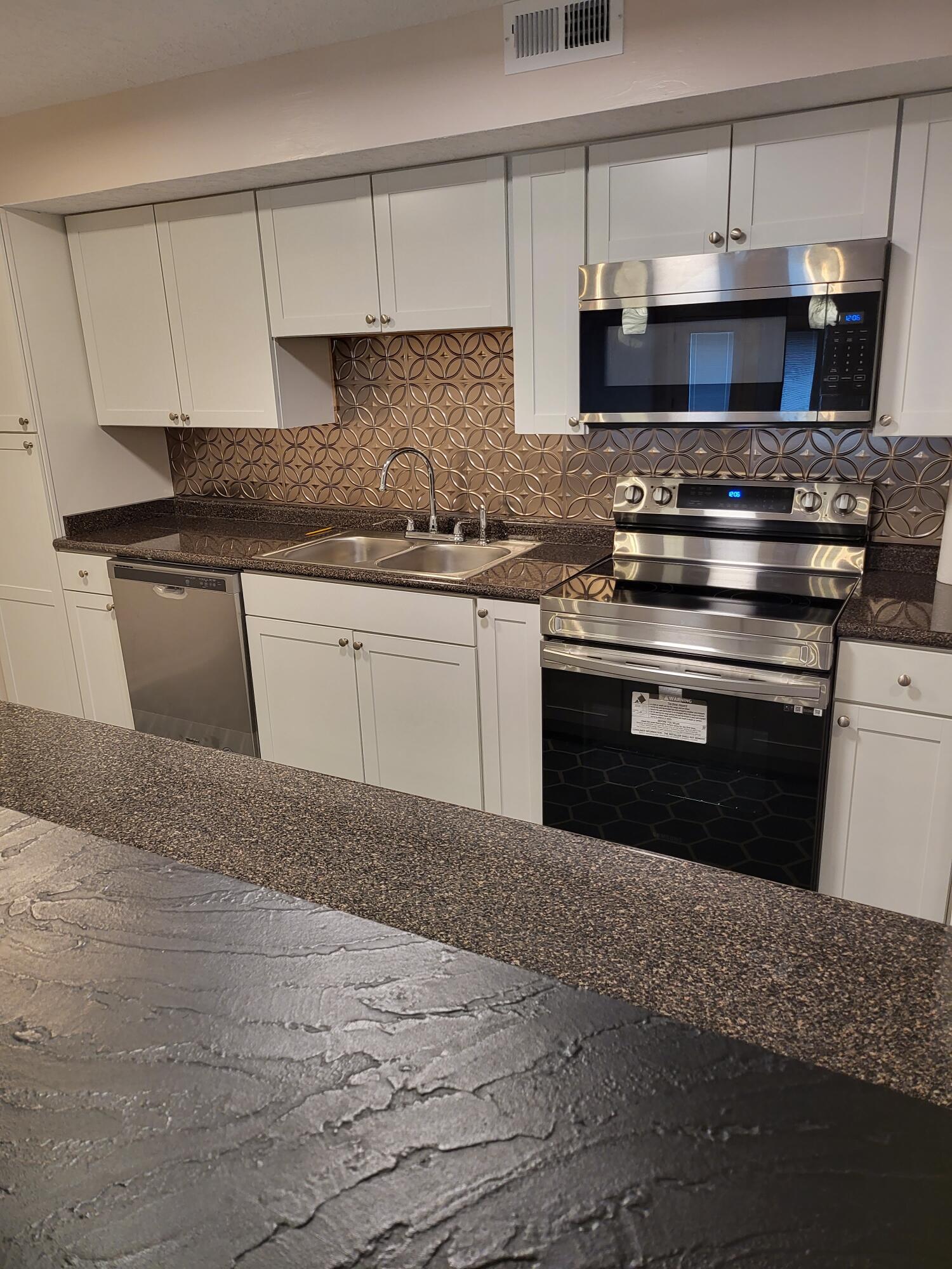 780 Hamilton Road, Unit C4 Blountville, TN 37617 - Photo 8 of 15 hamilton kitchen 2