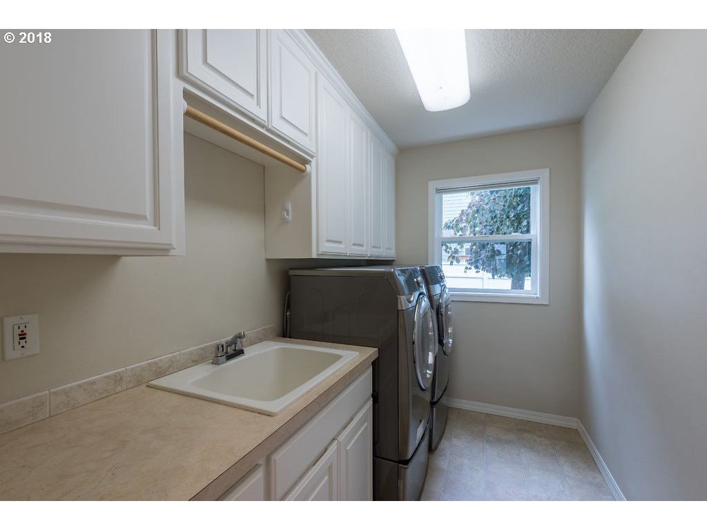 7571 Southwest Mapleleaf Street Portland, OR 97223 - Photo 9 of 32 a utility room with dryer and washer