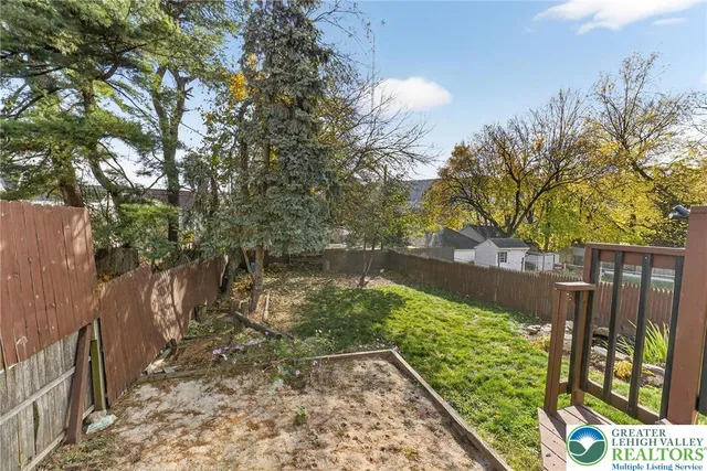 a view of a backyard