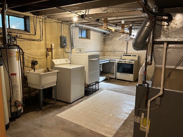 10502 Seaman Road Hebron, IL 60034 - Photo 14 of 27 a utility room with dryer and washer