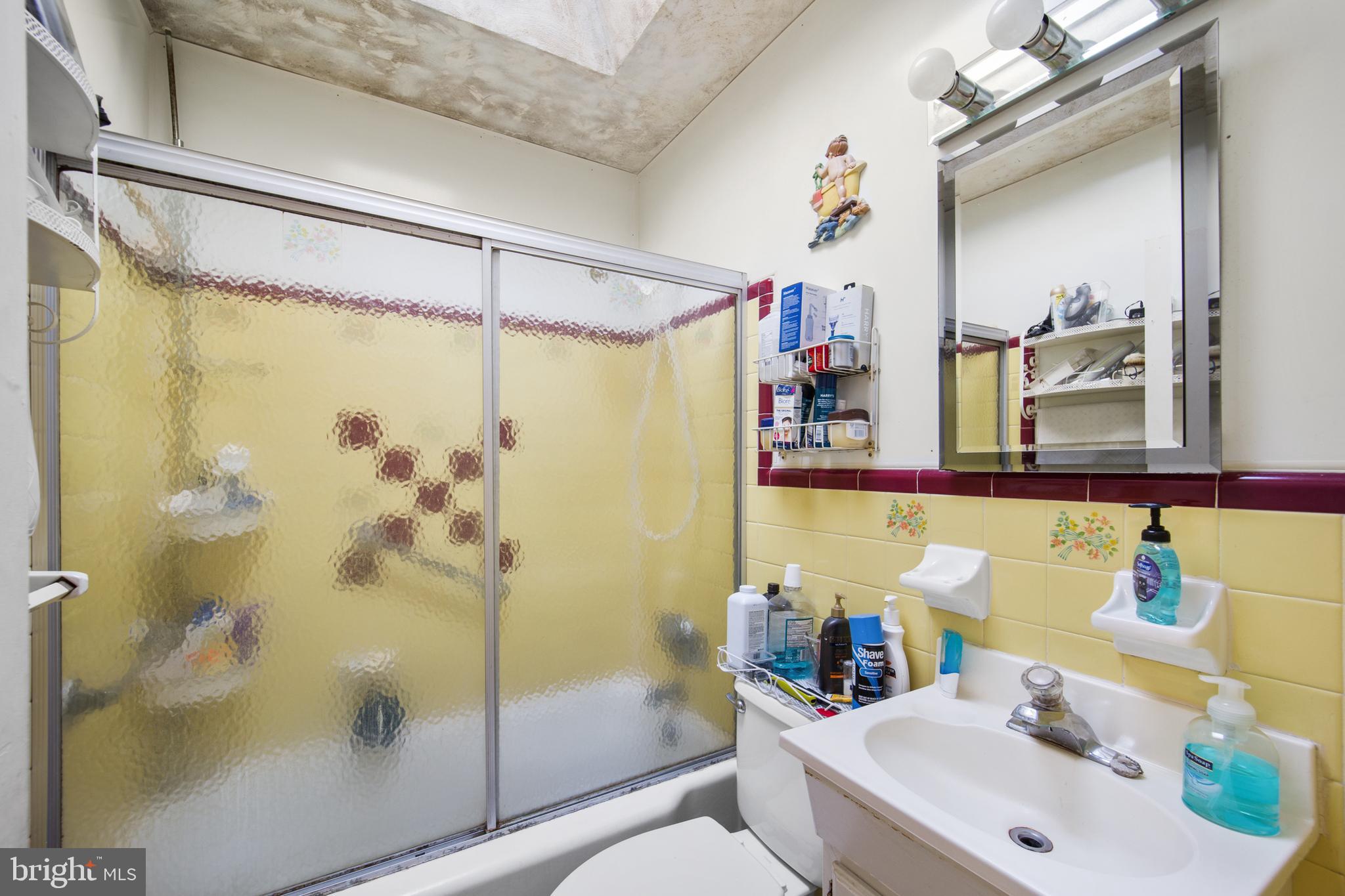 209 Ridley Avenue Folsom, PA 19033 - Photo 14 of 30 Bathroom