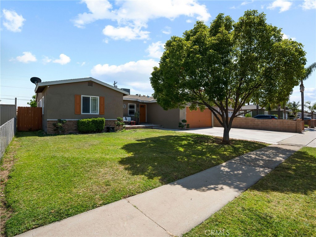 223 East Alru Street Rialto, CA 92376 - Photo 2 of 35