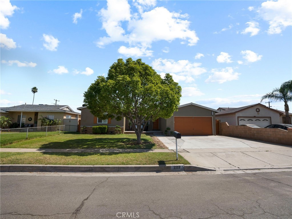 223 East Alru Street Rialto, CA 92376 - Photo 4 of 35