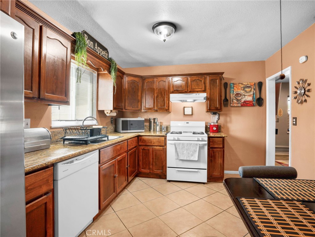 223 East Alru Street Rialto, CA 92376 - Photo 9 of 35
