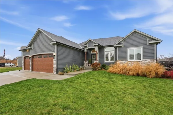 $490,000 | 1219 North Heartland Avenue, Independence, MO 64056