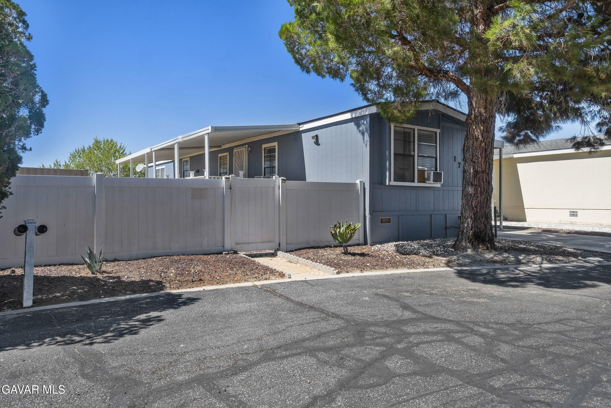 1729 Jamie Way Rosamond, CA 93560 - Photo 3 of 16 3