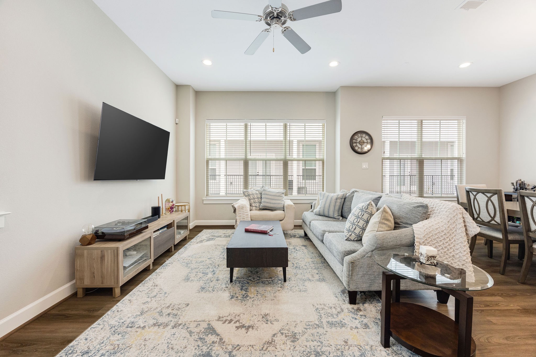 603 Link Road, Unit F Houston, TX 77009 - Photo 3 of 16 Light-filled living area with soaring ceilings and no carpet; seamlessly connected to the open-concept layout.