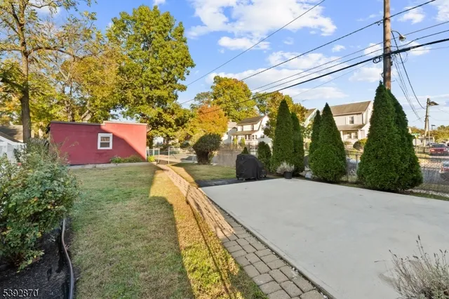 a view of a yard in front of house