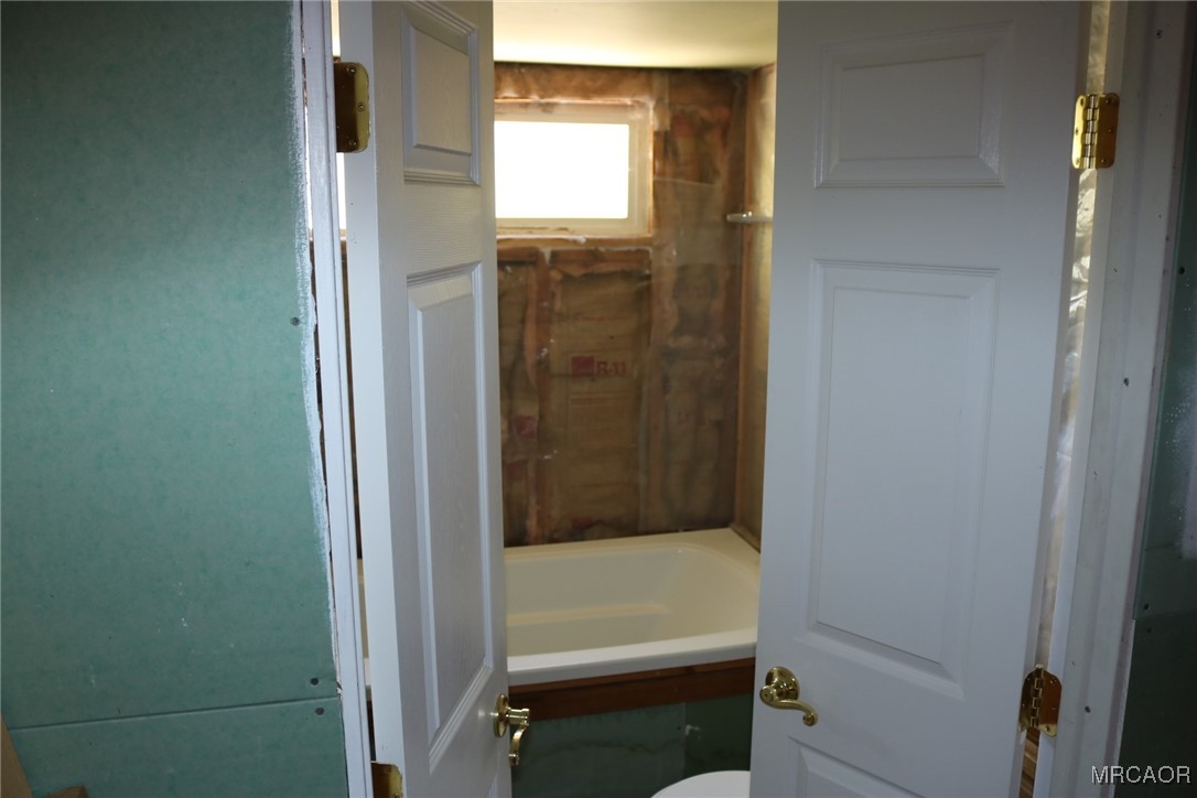 1247 Piney Ridge Place Fawnskin, CA 92333 - Photo 16 of 37 a bathroom with a bathtub