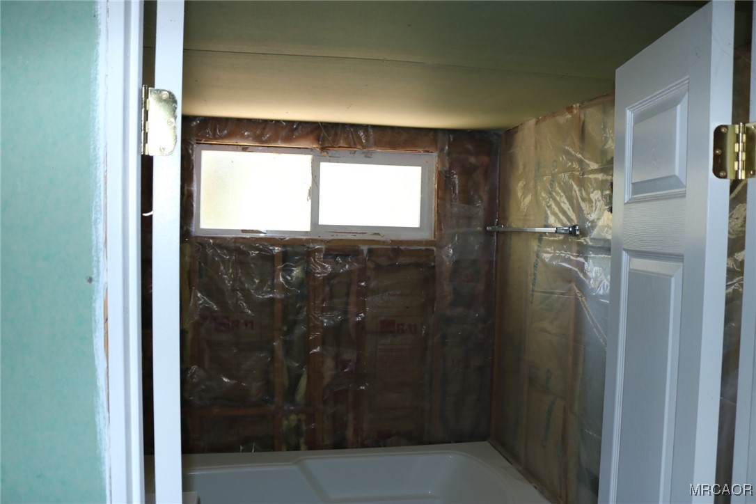 1247 Piney Ridge Place Fawnskin, CA 92333 - Photo 17 of 37 a bathroom with a bathtub