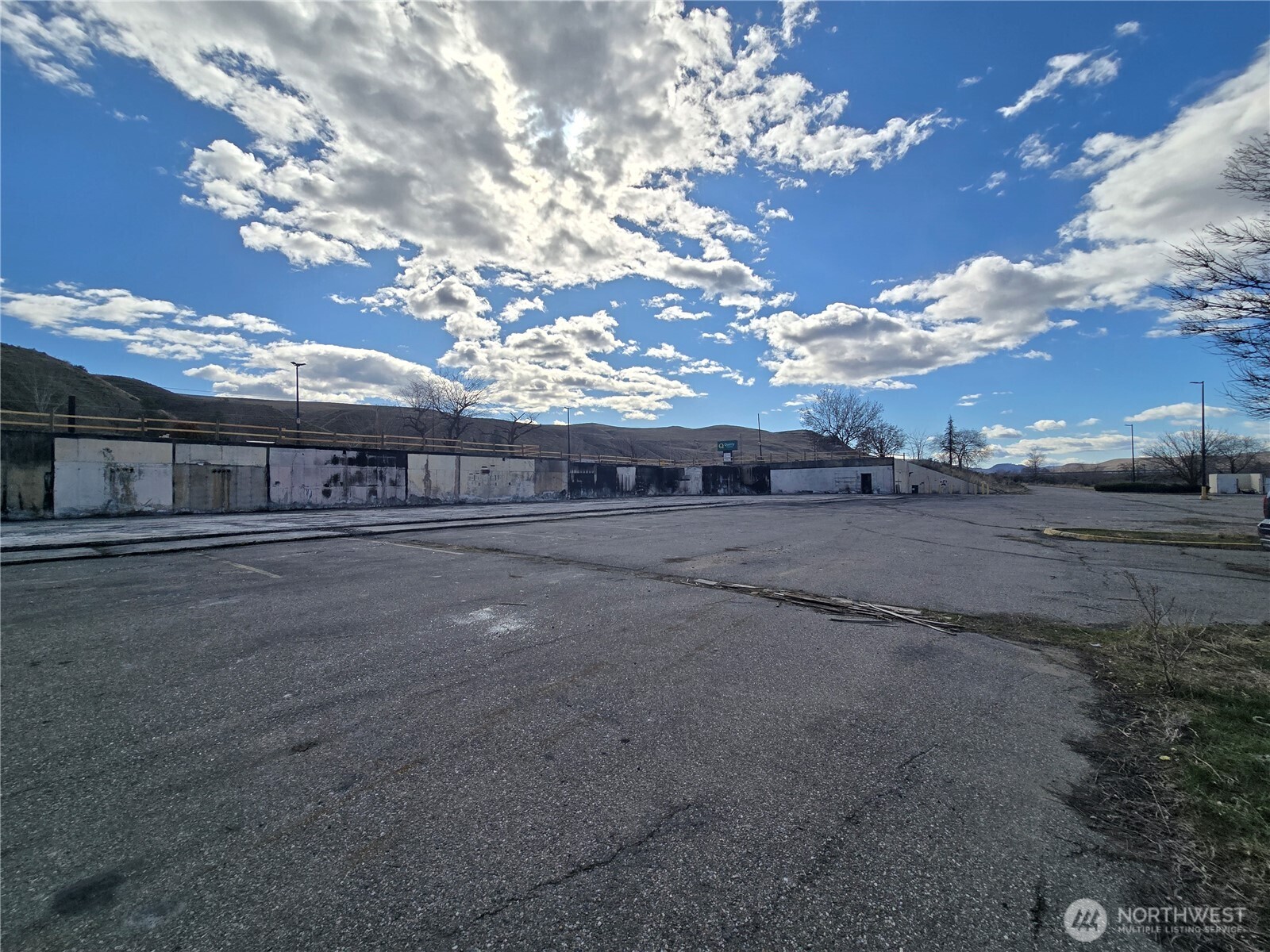 11 Apple Way Road Okanogan, WA 98840 - Photo 2 of 17 a view of a large building