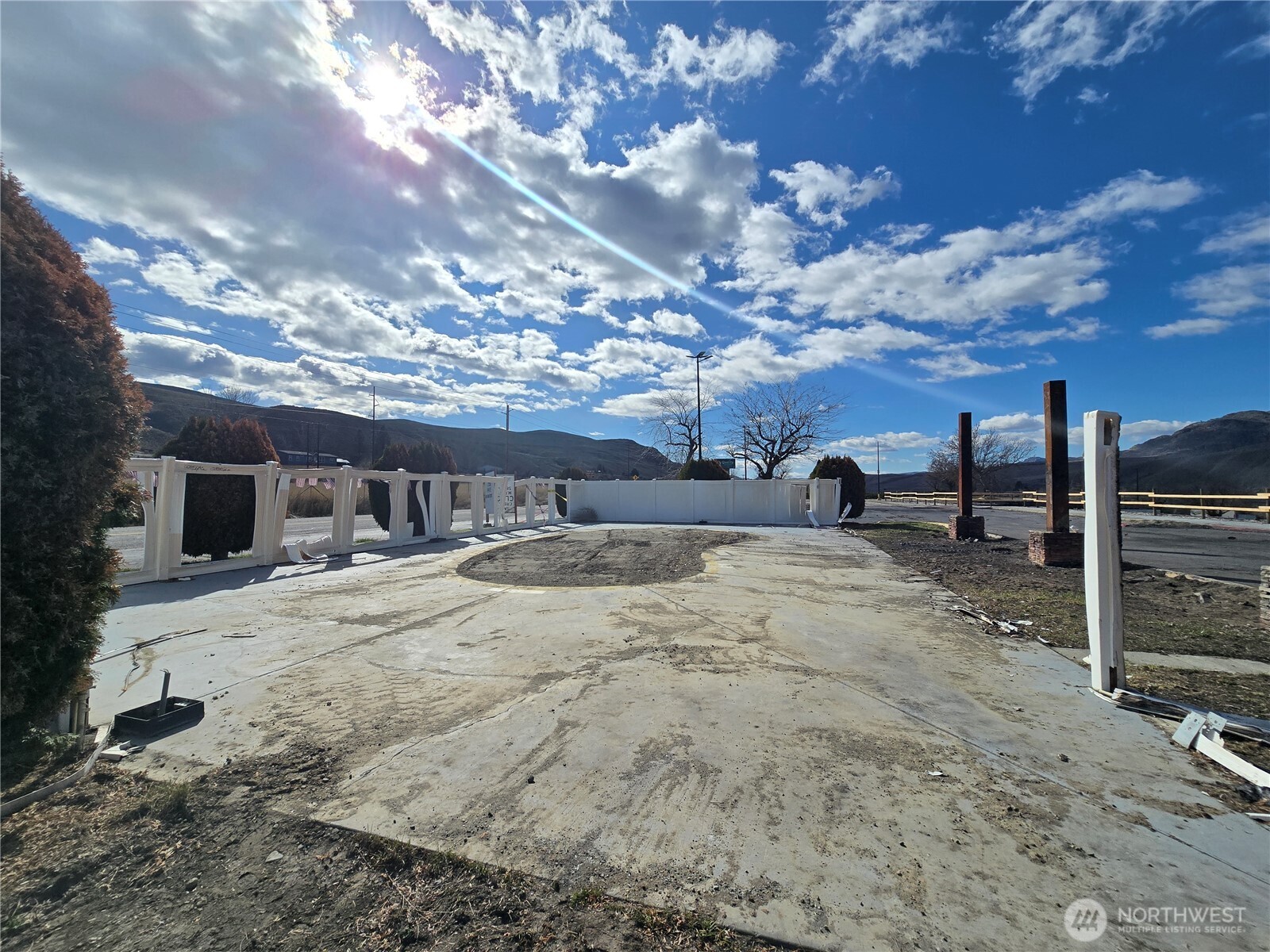 11 Apple Way Road Okanogan, WA 98840 - Photo 9 of 17 a view of a yard with car parked