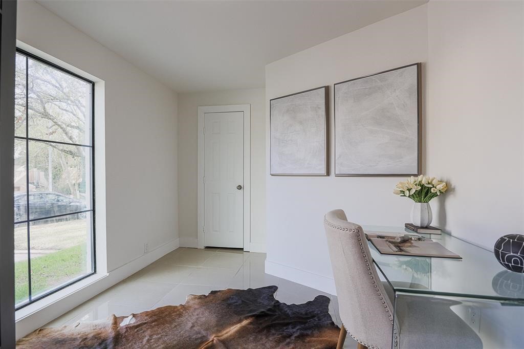 5614 Indian Circle Houston, TX 77056 - Photo 11 of 28 a living room with furniture and a window