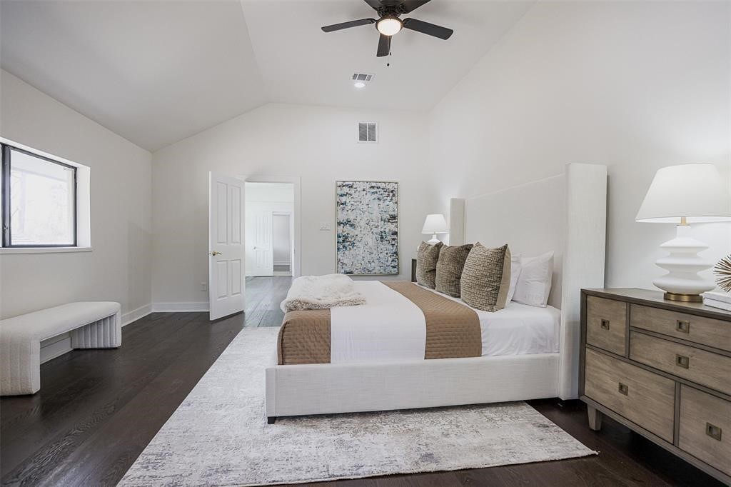 5614 Indian Circle Houston, TX 77056 - Photo 13 of 28 a living room with furniture
