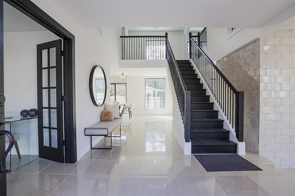 5614 Indian Circle Houston, TX 77056 - Photo 2 of 28 a view of a livingroom with furniture and entryway